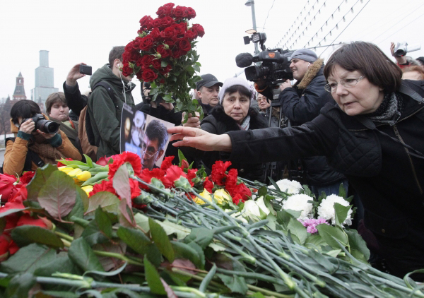 Место убийства Немцова "убирали только от завядших цветов" - мэрия Москвы