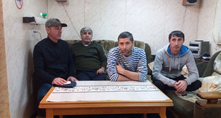 "Довели до ручки! Уже нечем кормить семьи", - в Дагестане российские моряки объявили голодовку. Кадры