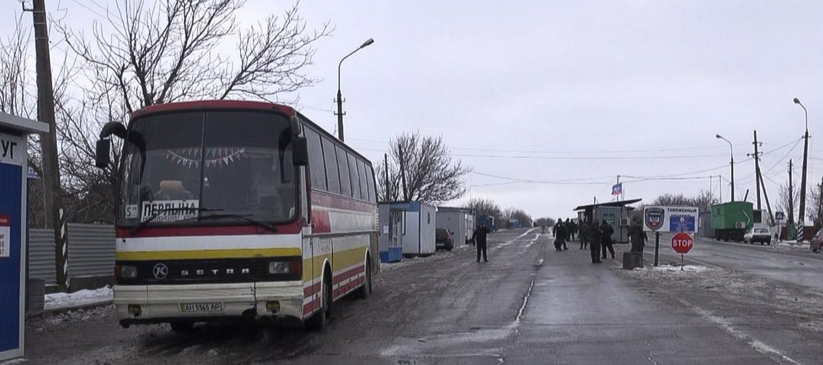 Мирные жители серой зоны на Донбассе пострадали от обстрела пророссийских террористов - кадры