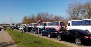 Ситуация на блокпостах: "левые" льготники-скандалисты и бесконечные километровые пешеходные очереди