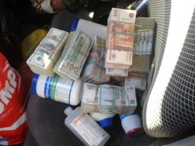 Сепаратисты в шоке: у жителя Луганска пограничники Украины изъяли огромную партию рублей и долларов (кадры)