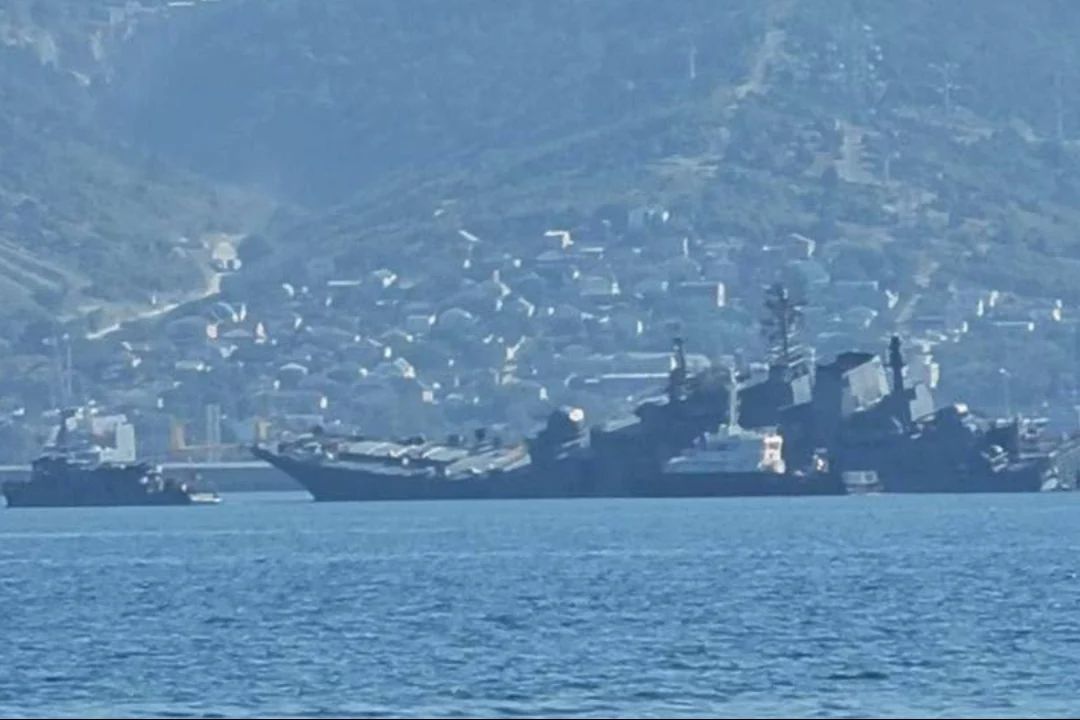 ​Подбитый "Оленегорский горняк" исчез с причала: СМИ узнали, куда делся дырявый корабль