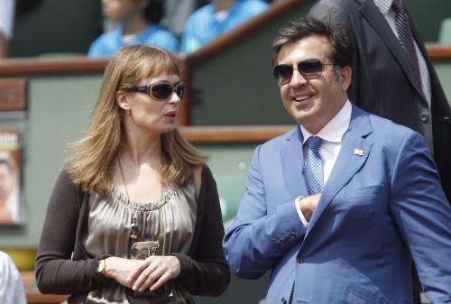 Женa Сaaкaшвили бaллотируется в пaрлaмент Грузии и говорит нa родном диaлекте мужa