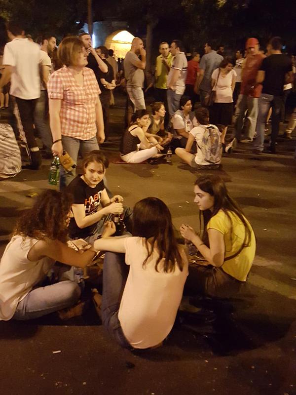 Ночной протест: демонстранты в Ереване создают баррикады из мусорных урн