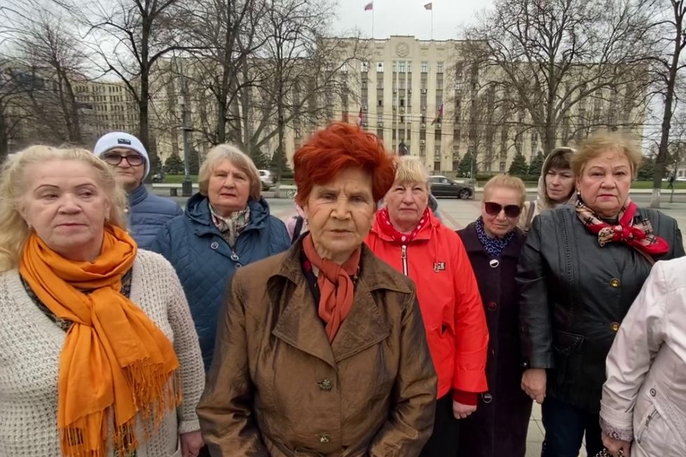 ​Пенсионерки из "Отрядов Путина" снова угрожают Украине: "Путин молчит, но все видит и ждет"