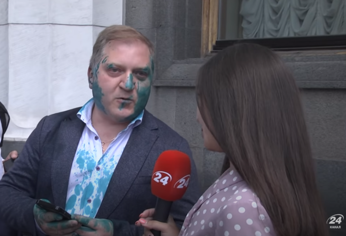 Облитый зеленкой Волошин поссорился с журналисткой после острого "вопроса": опубликовано видео