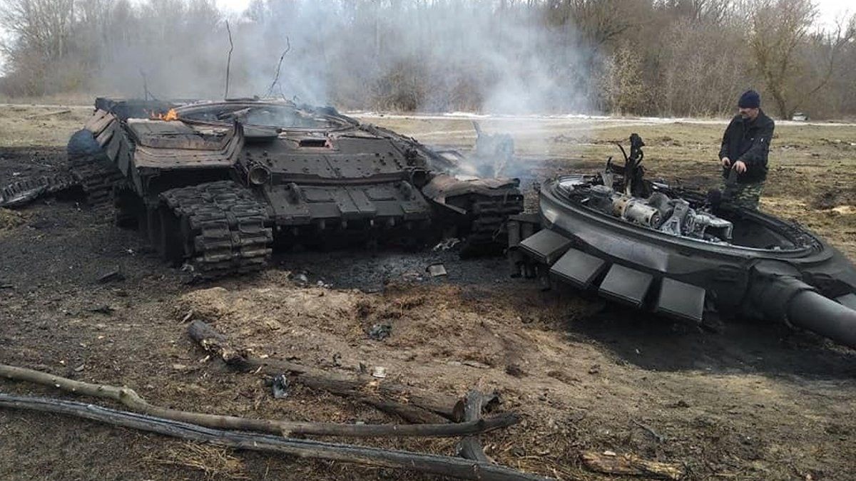 ВСУ разгромили российских военных, накрыв крупную колонну техники, – остатки танков разбросало по округе