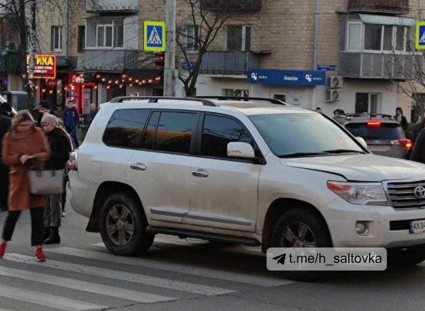 В Харькове опять резонансное ДТП: внедорожник проехал на красный свет и протащил парня несколько метров