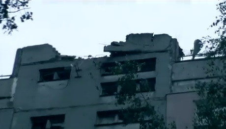 В Луганске снаряд снес крышу многоэтажного дома