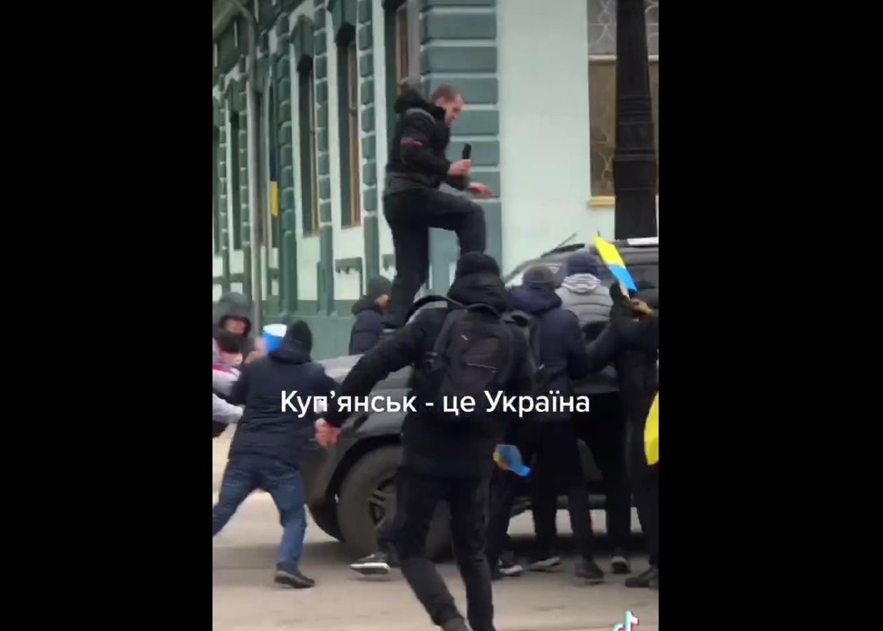 ​"Покиньте Купянск! Е**ште их!" – украинцы голыми руками набрасываются на оккупантов
