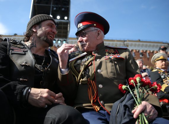 Фото фейкового ветерана в VIP-ложе на параде Победы в Москве поразило Сеть: СМИ раскрыли правду