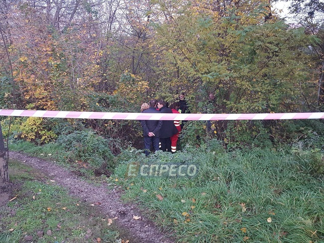 Шокирующее ЧП в Киеве: у остановки в Подольском районе прохожих напугал труп мужчины с ружьем, - кадры 