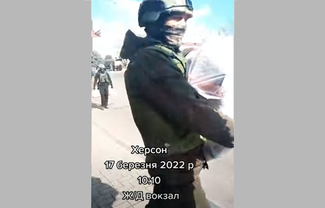 ​Жители Херсона троллят российских оккупантов, которые пытаются раздать гумпомощь