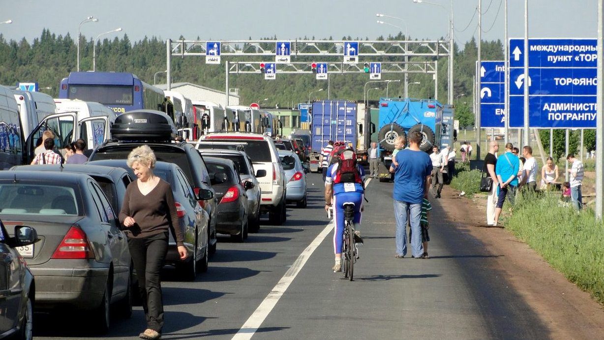 "Спасайся кто может!": очереди на границе с Финляндией уже более 50 км