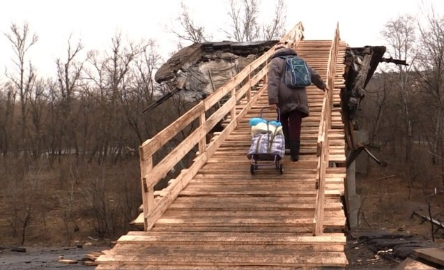 Последний мост, связывающий Луганск с Украиной, закрыт на два месяца