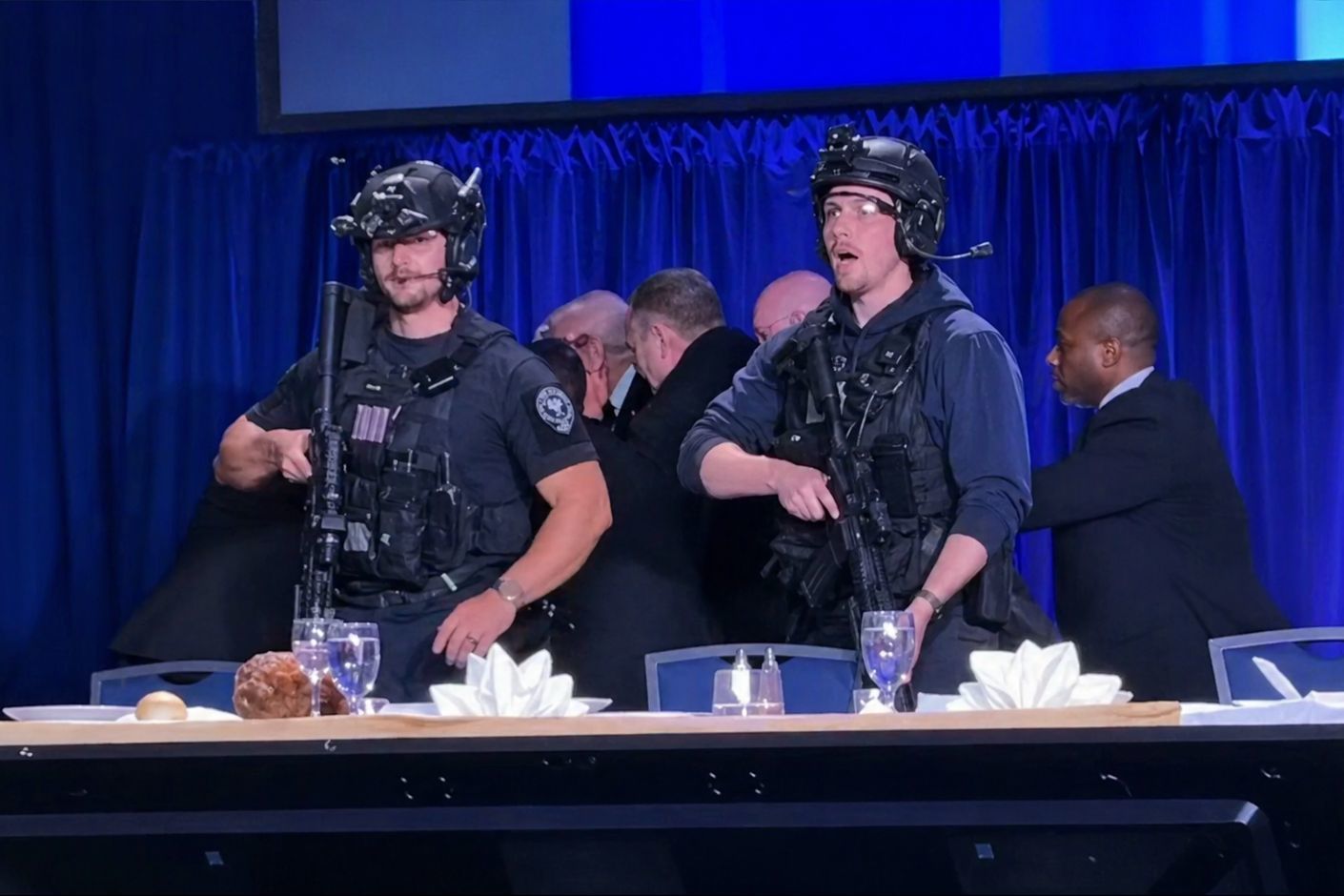 Покушение в отеле Hilton: учитель с дробовиком пытался прорваться на встречу Трампа с прессой