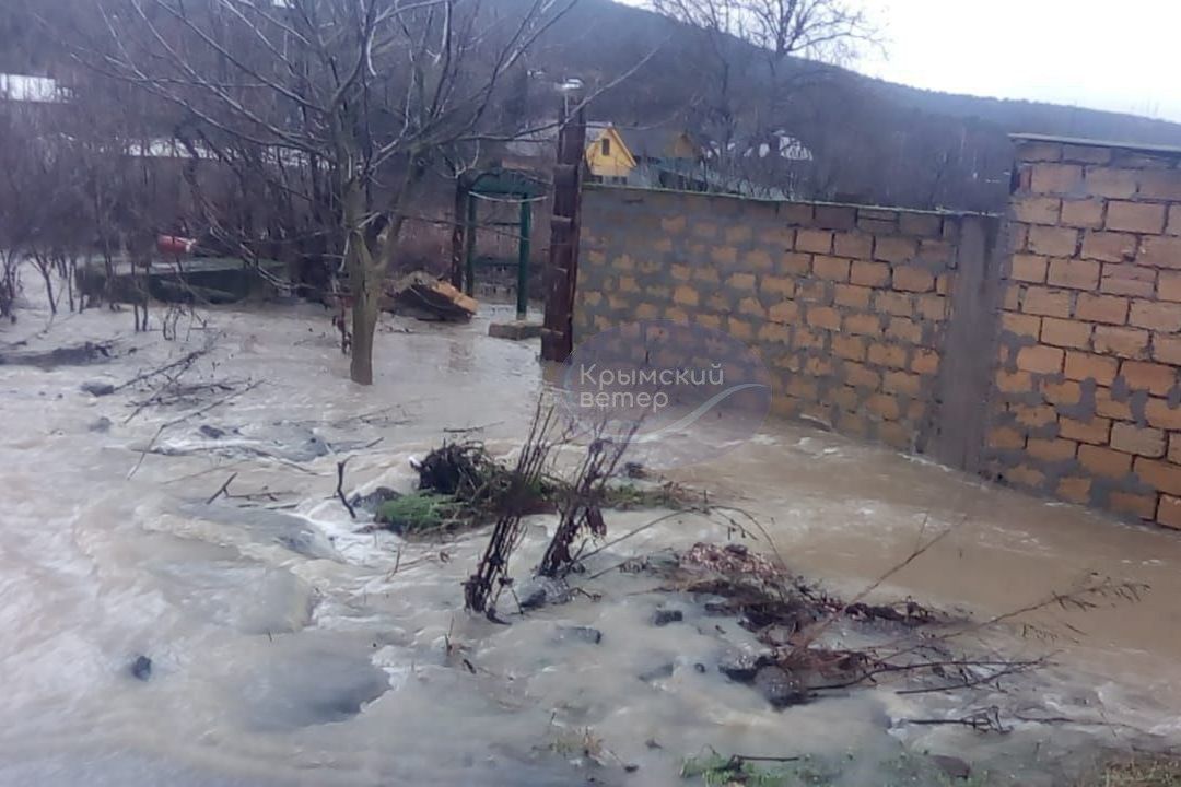 "Нас затоплює! Що робиться?" – Південь Криму йде під воду, у Ялті почалися зсуви ґрунту