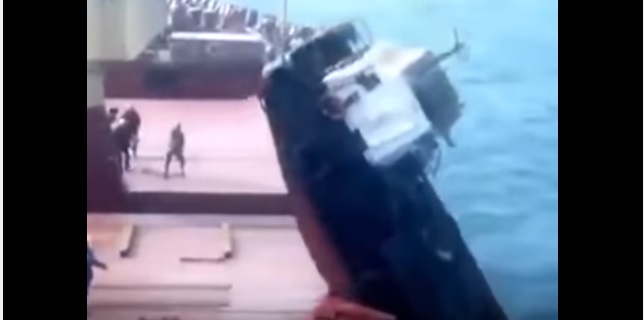 ​Трепещи, американский флот: российские моряки при погрузке катера на военный корабль уронили его в море и повредили авианосец (кадры)