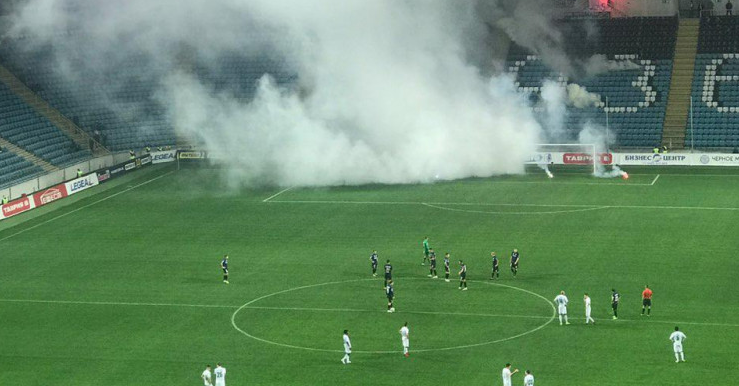 В Одессе на стадионе во время матча "Черноморец" – "Ворскла" прогремел взрыв – кадры