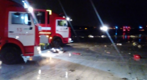 ​Крушение "Боинга-737" в Ростове: первые кадры с места трагедии в России