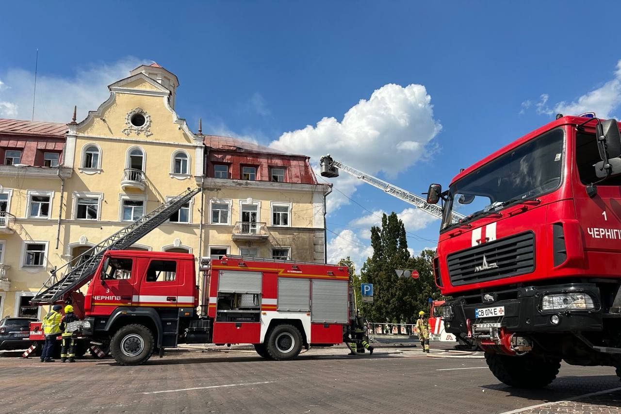 ​Момент удара "Искандера" по Чернигову попал на камеру наблюдения: люди чудом спаслись от столпа огня