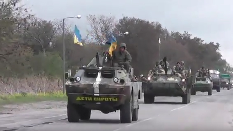 Украинские военные на 30 броневиках напугали оккупантов на границе с Крымом (кадры)