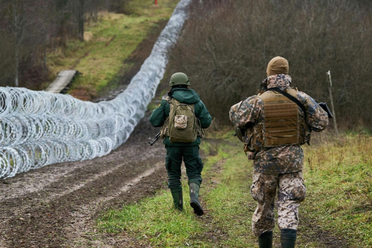 Латвия усиливает границу с Беларусью: пограничников срочно отзывают из отпусков
