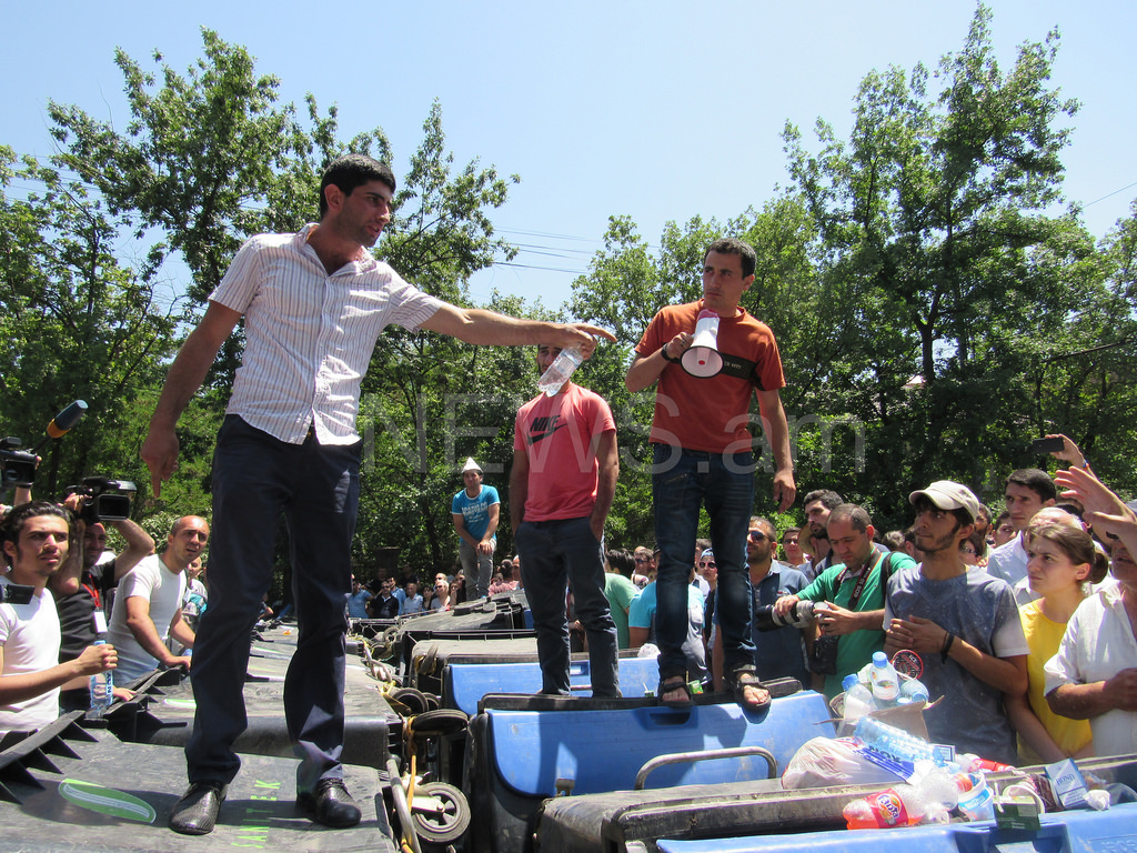 В Ереване правительственный мусоровоз приехал разгребать местный Майдан