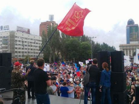 В центре Донецка на площади Ленина проходит многотысячный митинг против АТО