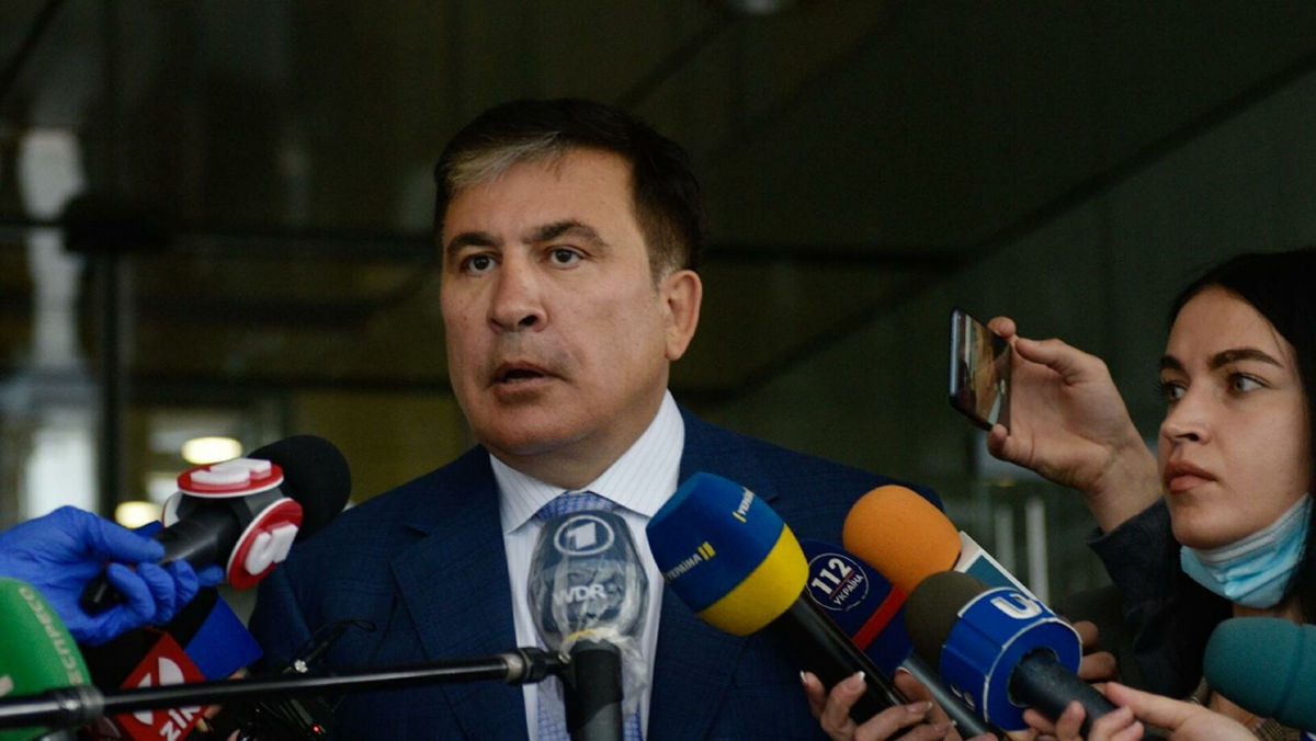 Саакашвили в наручниках: появились первые кадры задержания экс-президента Грузии