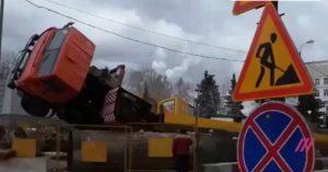 В Москве упал огромный строительный кран