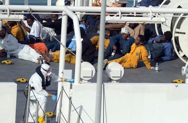 Число пропавших без вести на средиземноморском судне возросло почти до тысячи