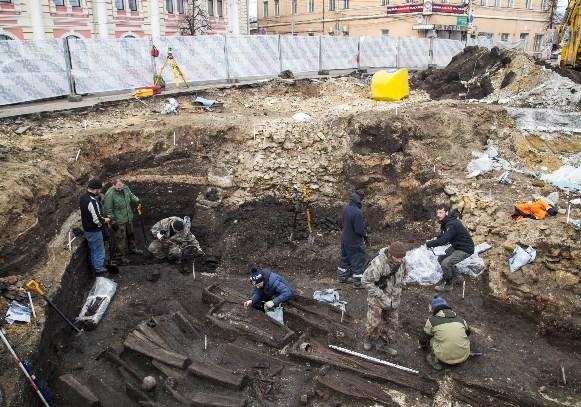 В центре российской Тулы строители во время работ наткнулись на 30 гробов с человеческими останками - кадры