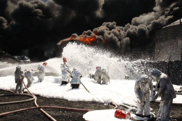 ГСЧС: один очаг на нефтебазе под Киевом потушен