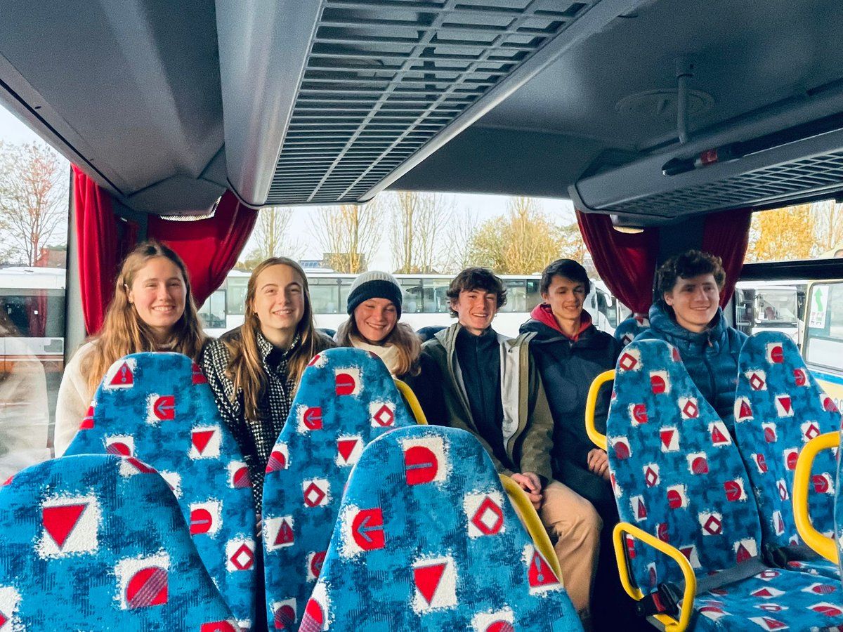 ​Бельгийские подростки приобрели для украинских школьников уже второй автобус и небольшой сюрприз, кадры