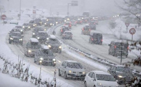 Транспортный коллапс и огромные пробки из-за снега: названа дата окончания аномального снегопада в Украине - кадры