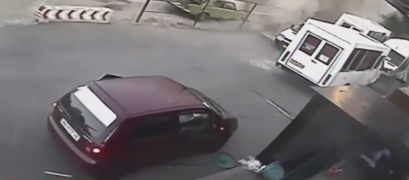 От обстрелов мирные жители Донецка прячутся между гробами