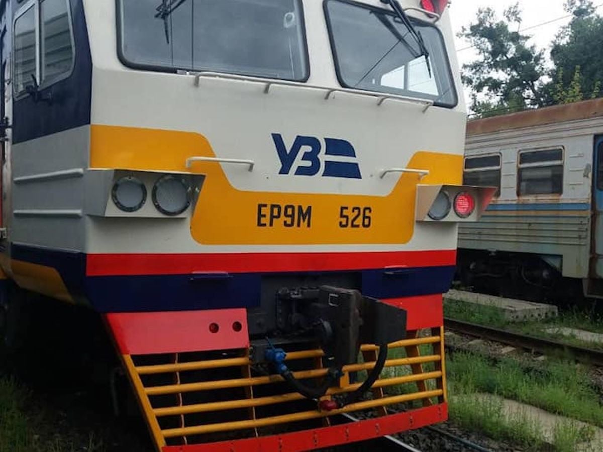 Ряд пассажирских поездов идут с задержкой: "Укрзалізниця" публикует список