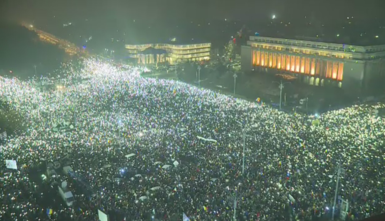 Настоящий Майдан в Бухаресте: опубликованы кадры, как более 200 тысяч румын выражают свой протест против власти и требуют отставки премьера Гриндяну