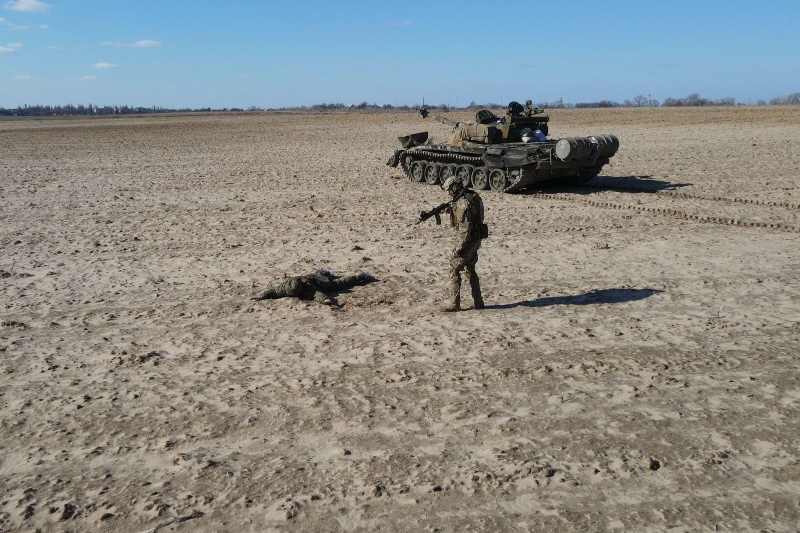 "Русские сдаются с техникой", – солдат Путина передал ВСУ российский танк и получит $10 тысяч