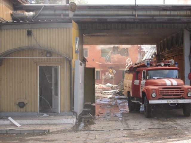 В Донецке из-за обстрелов сгорел автомобиль и начались пожары
