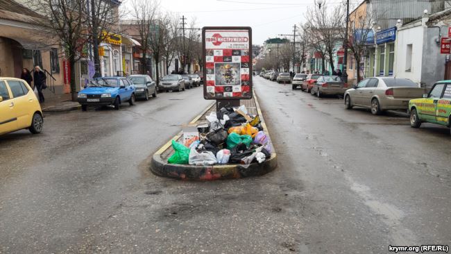 Оккупированная Керчь превратилась в гигантский мусорник: горы мусора по всему городу - отвратительные фото