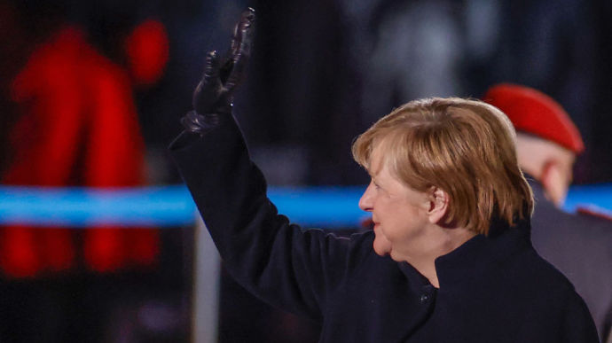 Эффектные кадры военной церемонии в честь Меркель: как провожали канцлера