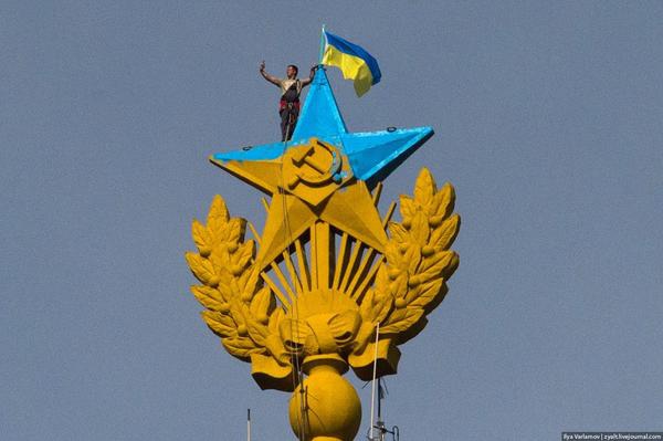 ​Четверым раскрасившим звезду на высотке в Москве грозит семь лет тюрьмы
