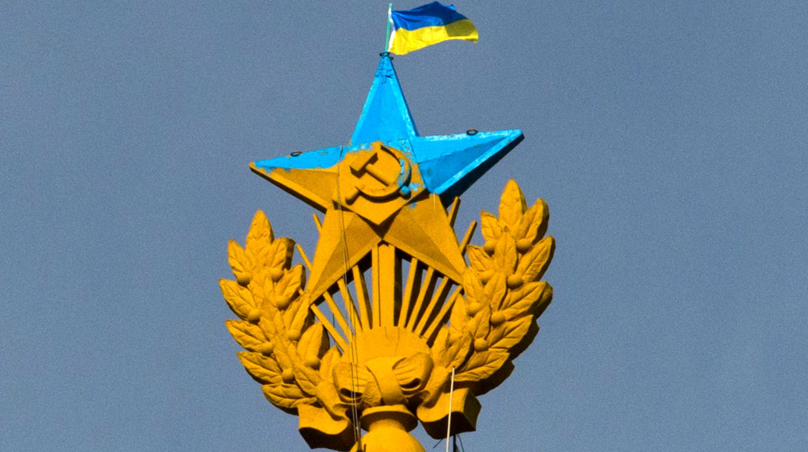 В России трагически скончался руфер Александр Погребов, которого пытались засудить за сине-желтые звезды и украинской флаг на сталинской высотке в Москве - кадры