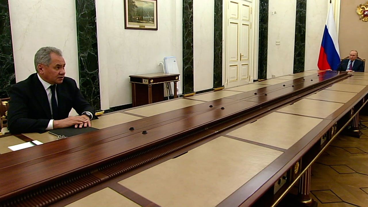 Пєсков пояснив, чому Шойгу та Лаврова далеко відсадили від Путіна