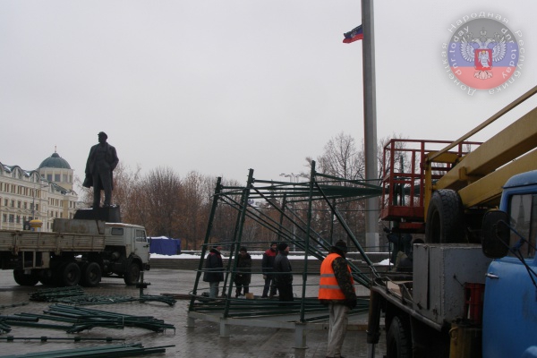 В неспокойном Донецке начали устанавливать новогоднюю елку