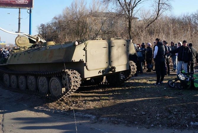 Колонна российской бронетехники угодила в аварию под Тулой: столкновение на шоссе попало на видео