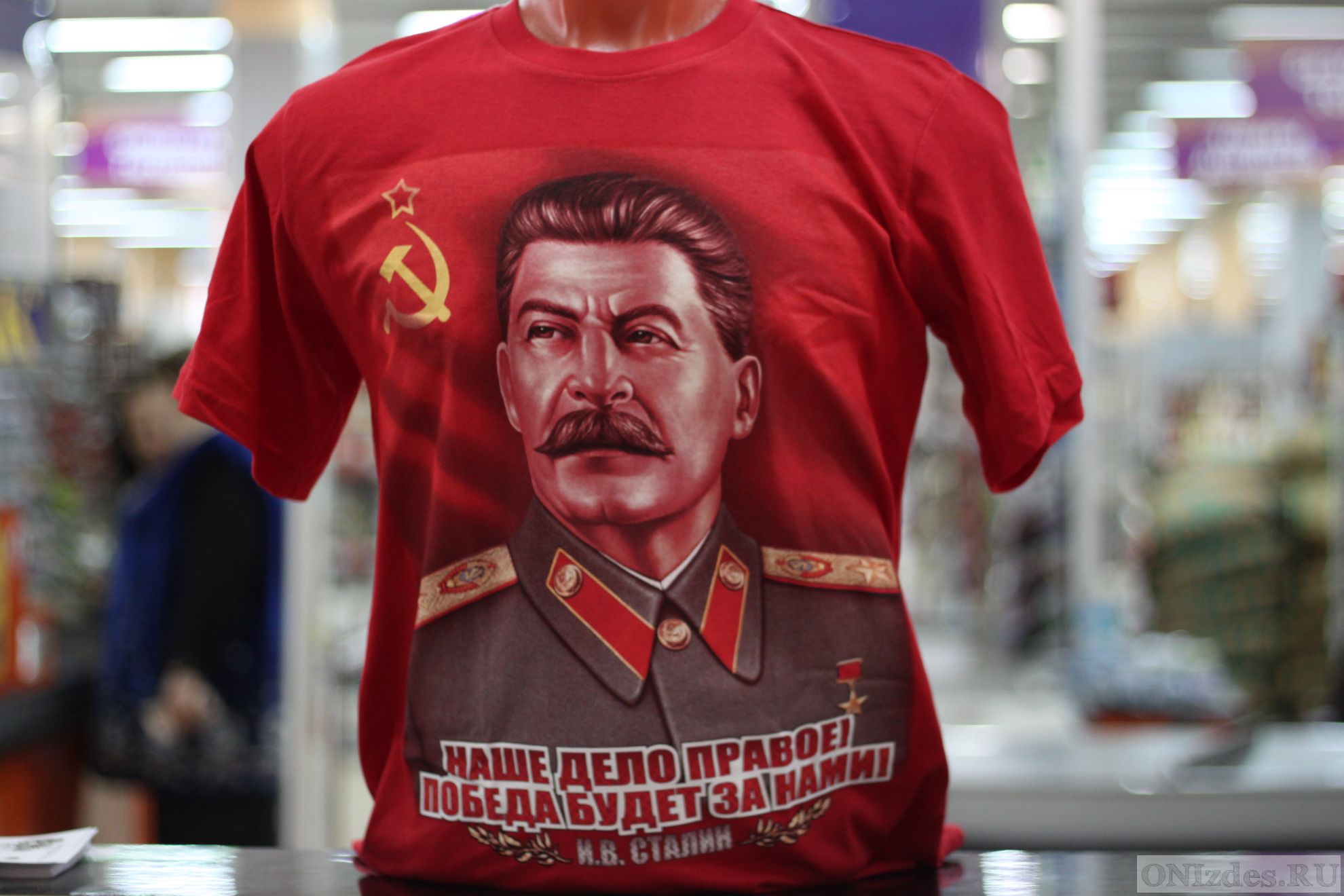 ​Или снимайте футболки с символами фашизма, или вон из страны: в Будапеште сборную России по водному поло заставили снять футболки с символикой СССР