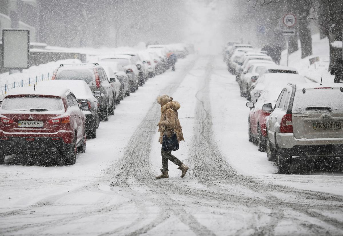 Погода на неделю: мощный циклон принесет в Украину дожди с мокрым снегом